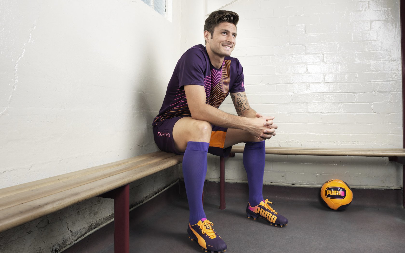 爱游戏赛事中心-伯恩茅斯主场迎战埃弗顿，士气高昂再掀热潮，伯恩茅斯转会消息